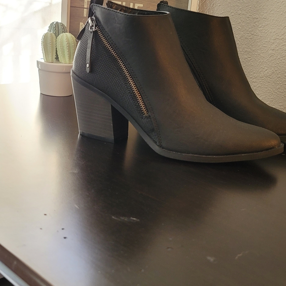 Black pointed ankle boot